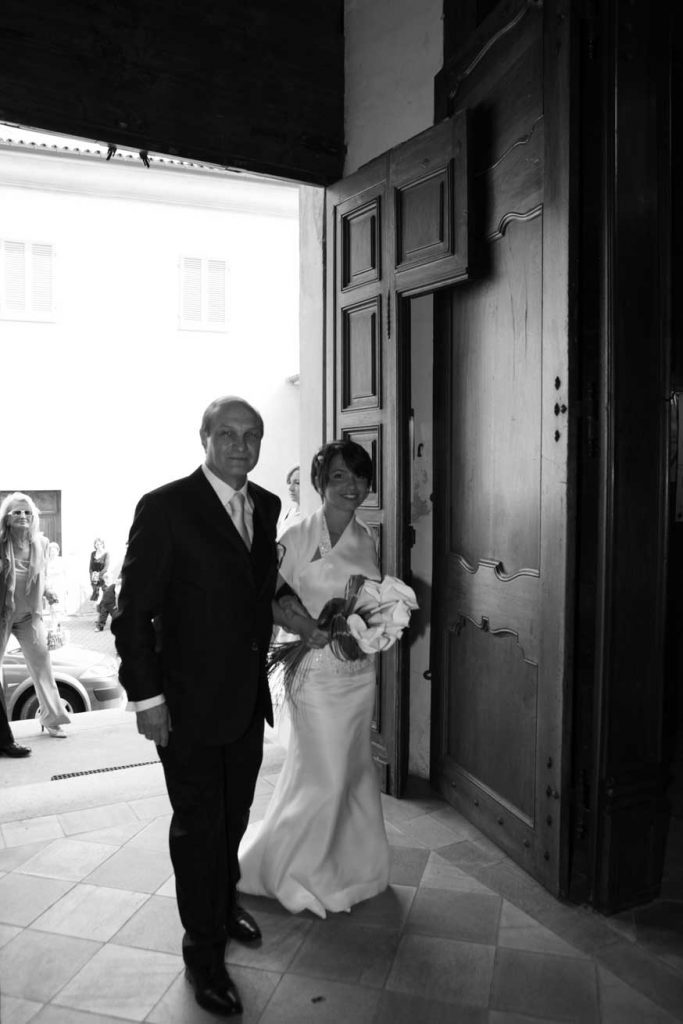abito da sposa, ingresso in chiesa con papà