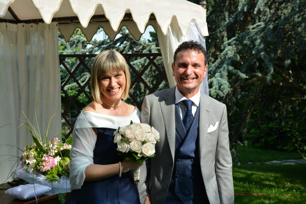 In questo caso la sposa ha completato l'abito scelto per seconde nozze con una  stola 