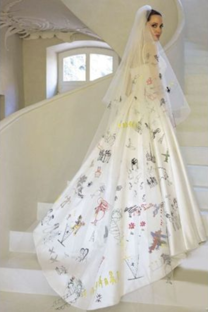 Angelina Jolie abito da sposa, abito da sposa 2023, abiti da sposa senza tempo, abiti da sposa che hanno fatto la storia, abiti da sposa classici 