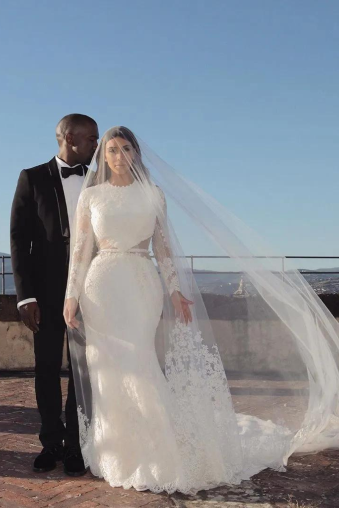 Kim Kardashian abito da sposa, abito da sposa a sirena, abito da sposa senza tempo, abiti da sposa classici, abiti da sposa che hanno fatto la storia, abiti da sposa 2023